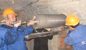 <strong>Side drilling inside the box girder of Yangtze River Bridge in China</strong>